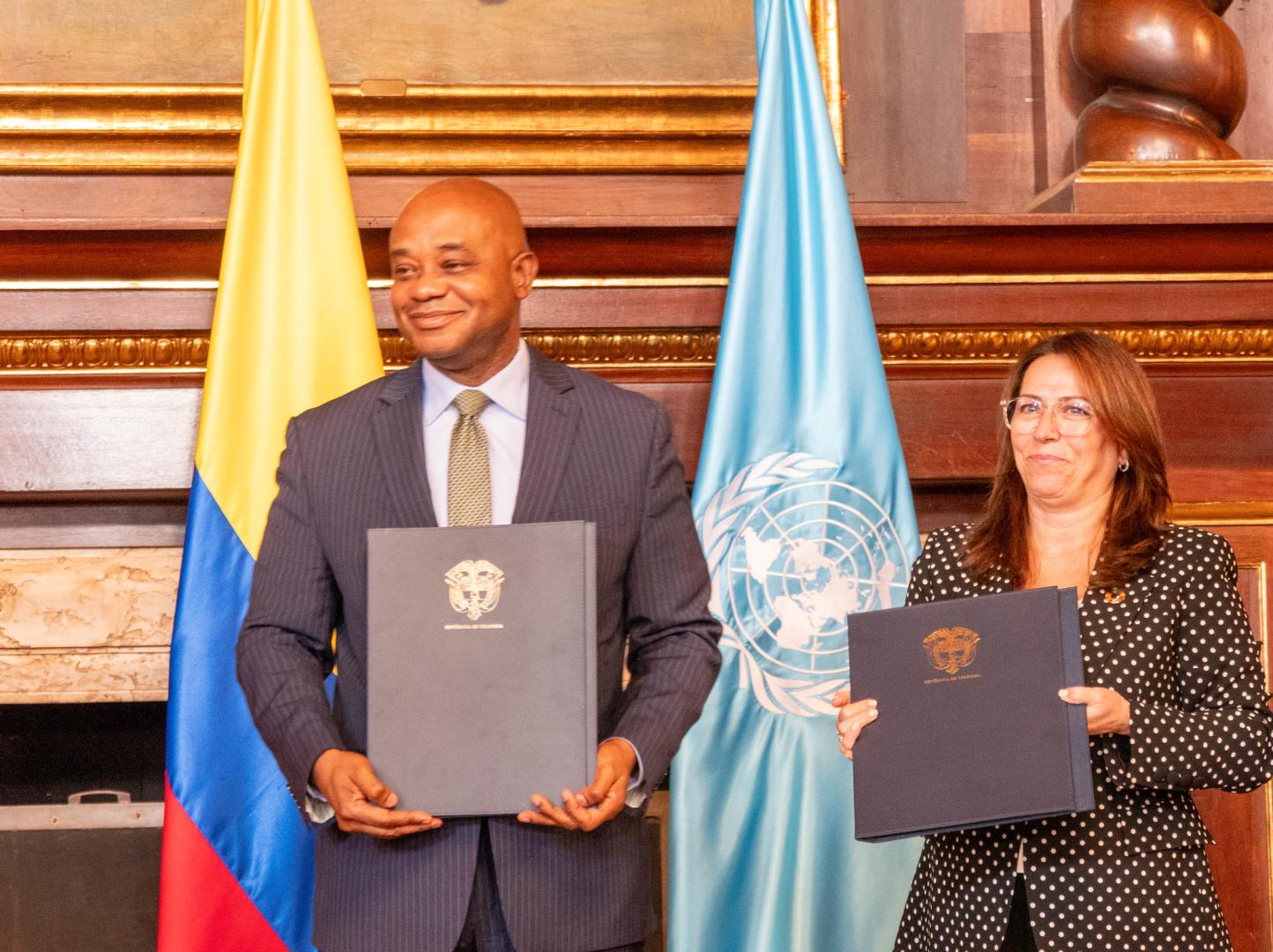 El Canciller de Colombia, Luis Gilberto Murillo y la Coordinadora Residente de Naciones Unidas en Colombia, Mireia Villar Forner sostienen cada uno una copia del Marco de Cooperación firmado entre el gobierno de Colombia y las Naciones Unidas para el período 2024-2027.