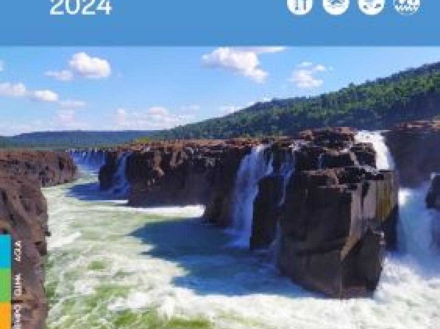 Portada del informe 'Estado del clima en América Latina y el Caribe 2024' de la Organización Meteorológica Mundial. La imagen muestra un río caudaloso con cascadas rodeadas de formaciones rocosas y vegetación verde, bajo un cielo azul con algunas nubes. El diseño incluye un fondo azul con el título en letras blancas y el logotipo de la OMM en la parte inferior.