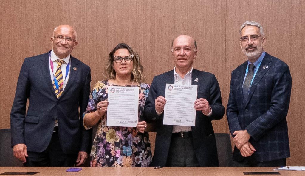 Izq-Der: Hugo Setzer (director de la Cámara Nacional de la Industria Editorial Mexicana), Adriana Ángel Forero (directora, Feria Internacional del Libro de Bogotá, FILBo), Emiro Aristizábal Álvarez (presidente ejecutivo, Cámara Colombiana del Libro), and Juan Miguel Diez, (director del Centro de Información de la ONU para Colombia, Ecuador y Venezuela)