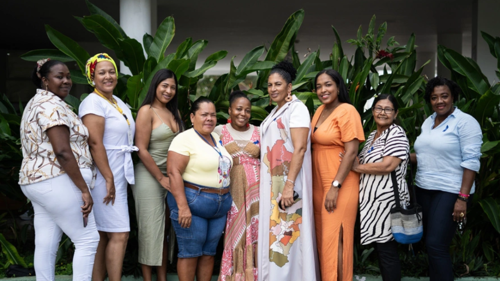 El proyecto de Elizabeth Moreno Barco (al centro, de vestido blanco) y otras lideresas fortalecerá los derechos de las mujeres víctimas del conflicto armado en la costa pacífica de Colombia.