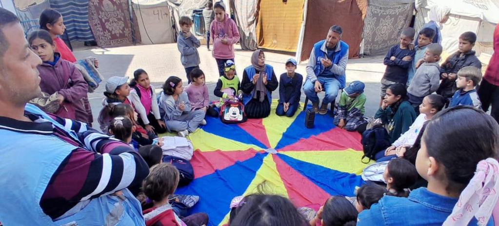 Los niños de Gaza reciben apoyo de los miembros del personal de UNRWA.