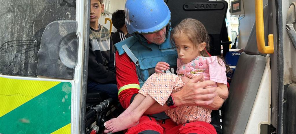 Una niña es trasladada del hospital de Kamal Adwan, en el extremo norte de Gaza, a un hospital del sur del enclave.