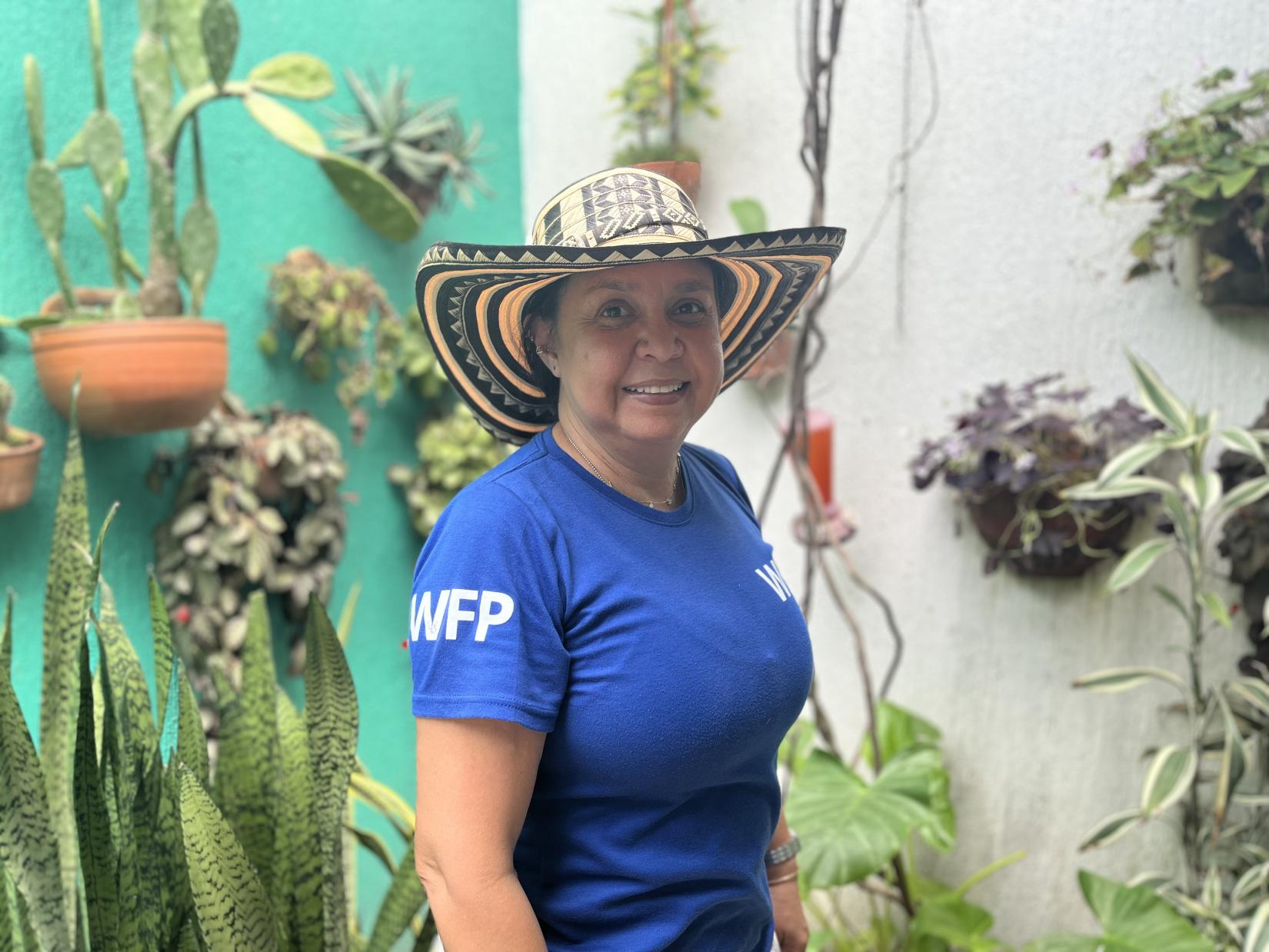 Claudia Pineda, Jefe de la Oficina de Terreno de WFP en Montería, municipio en la región Caribe, al noroccidente de Colombia, porta su sombrero “vueltiao” de la etnia Zenú y su indumentaria con visibilidad del Programa Mundial de Alimentos. 