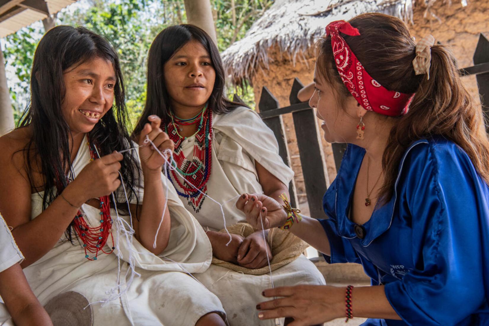 Graciela Barros, miembro de WFP en Colombia e indígena Wayúu, porta su “manta” con visibilidad del Programa Mundial de Alimentos en su visita a otra comunidad indígena de la región, el pueblo Arhuaco.
