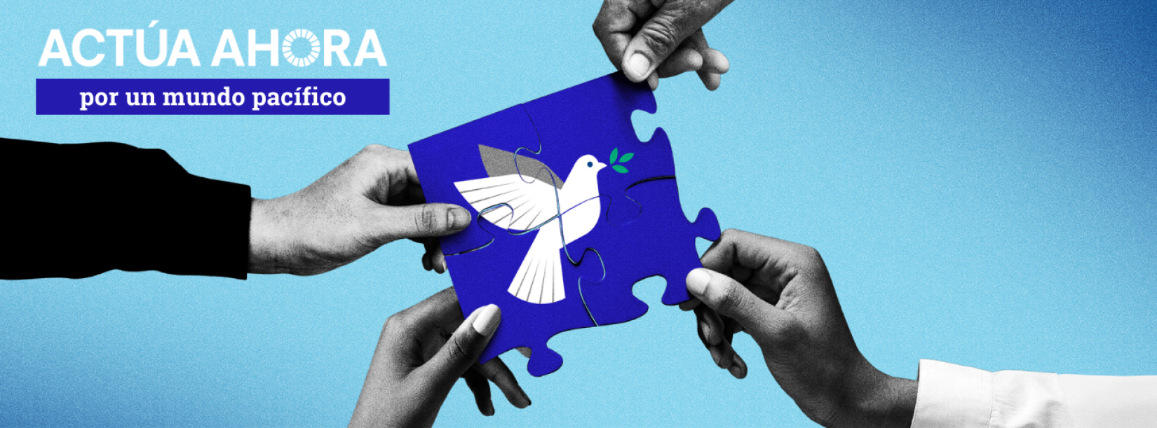 Cuatro manos de diferentes tonalidades de piel unen piezas de un rompecabezas que forma una paloma blanca con una rama de olivo, símbolo de paz. En la parte superior, el texto dice: 'Actúa ahora por un mundo pacífico', en un fondo azul.