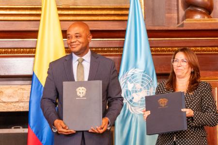 El Canciller de Colombia, Luis Gilberto Murillo y la Coordinadora Residente de Naciones Unidas en Colombia, Mireia Villar Forner sostienen cada uno una copia del Marco de Cooperación firmado entre el gobierno de Colombia y las Naciones Unidas para el período 2024-2027.