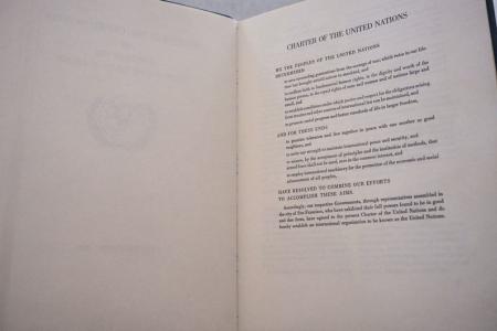 Felipe Copia original de la Carta de las Naciones Unidas en exhibición en la sede de la ONU en Nueva York.