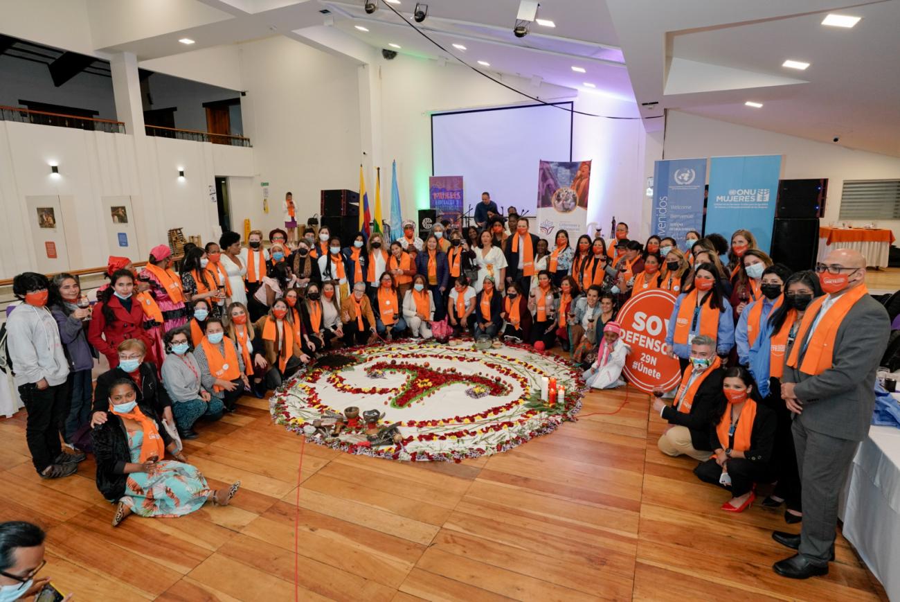Foto de la Representante de ONU Mujeres en Colombia, Bibiana Aído Almagro, y dos lideresas participantes de la conmemoración en Pasto, Nariño. Crédito: ONU Mujeres/ Luis Ponce