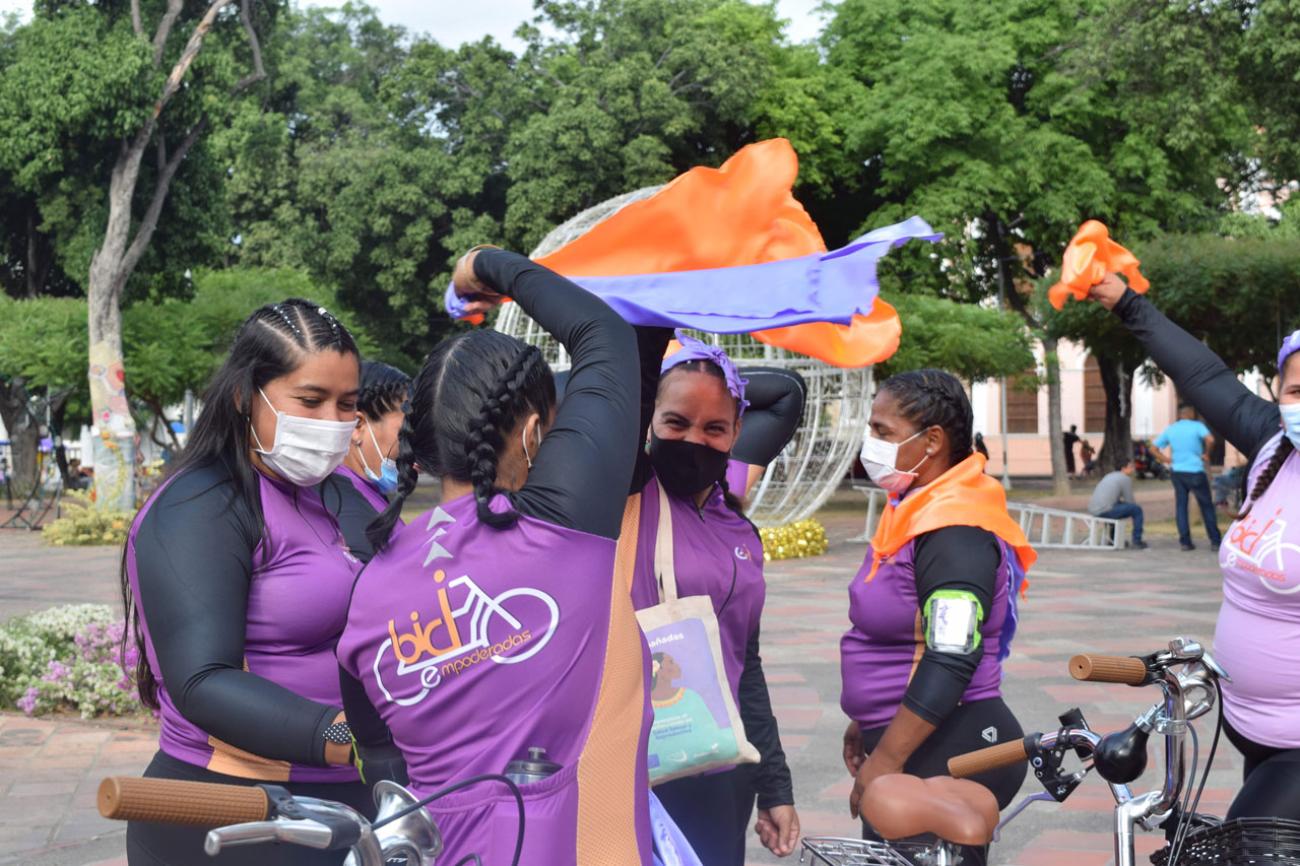 mujeres en bicicleta `Pedaleando por una libre de violencias de género`