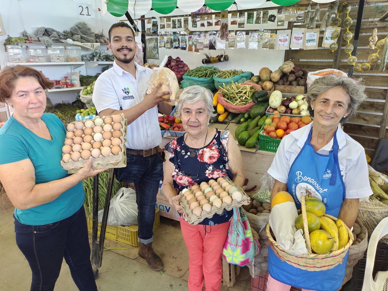 Miembros de la Red de Abastecimiento de Alimentos del Meta (la Red Meta) —Felicita Valderrama, Sergio León, Lilia Vásquez y Graciela Rojas— muestran sus productos de origen local en un concurrido mercado. Los esfuerzos de la Red Meta no solo han empoderado a mujeres y jóvenes de la región, sino que también han elevado considerablemente la calidad general de vida de las familias de agricultores.