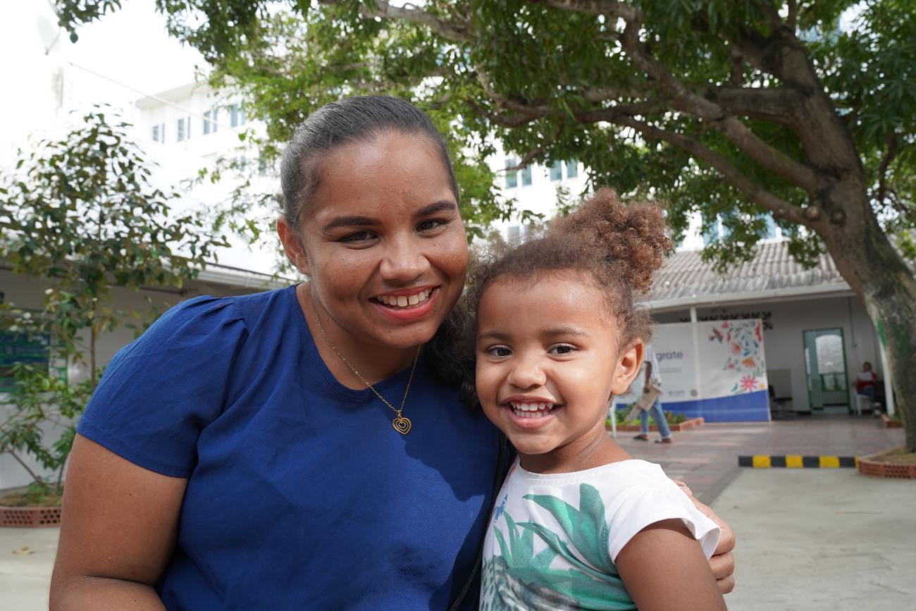 Participante del piloto de monederos móviles en Bolívar con su hija. Paola Campos / WFP Colombia.