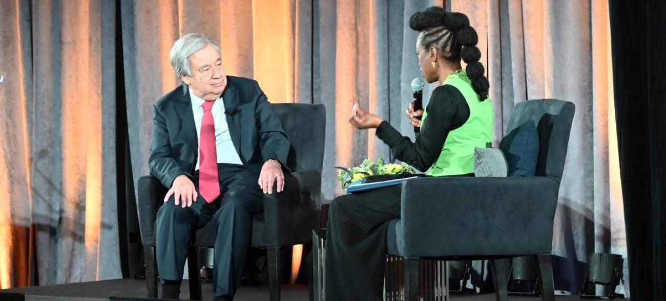 El Secretario General António Guterres (izquierda) habla con el moderador Femi Oke tras su discurso sobre la acción por el clima desde el Museo Americano de Historia Natural de Nueva York.