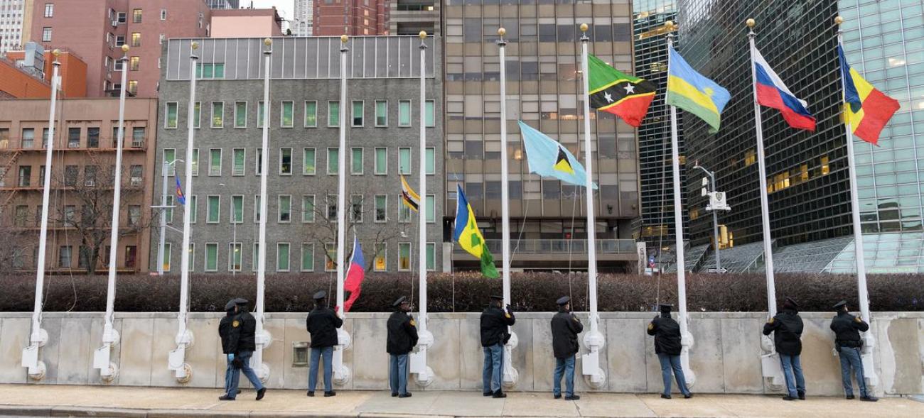 UN Photo/Manuel Elias. Las banderas de los Estados miembros de las Naciones Unidas se izan en la sede de la ONU en Nueva York.