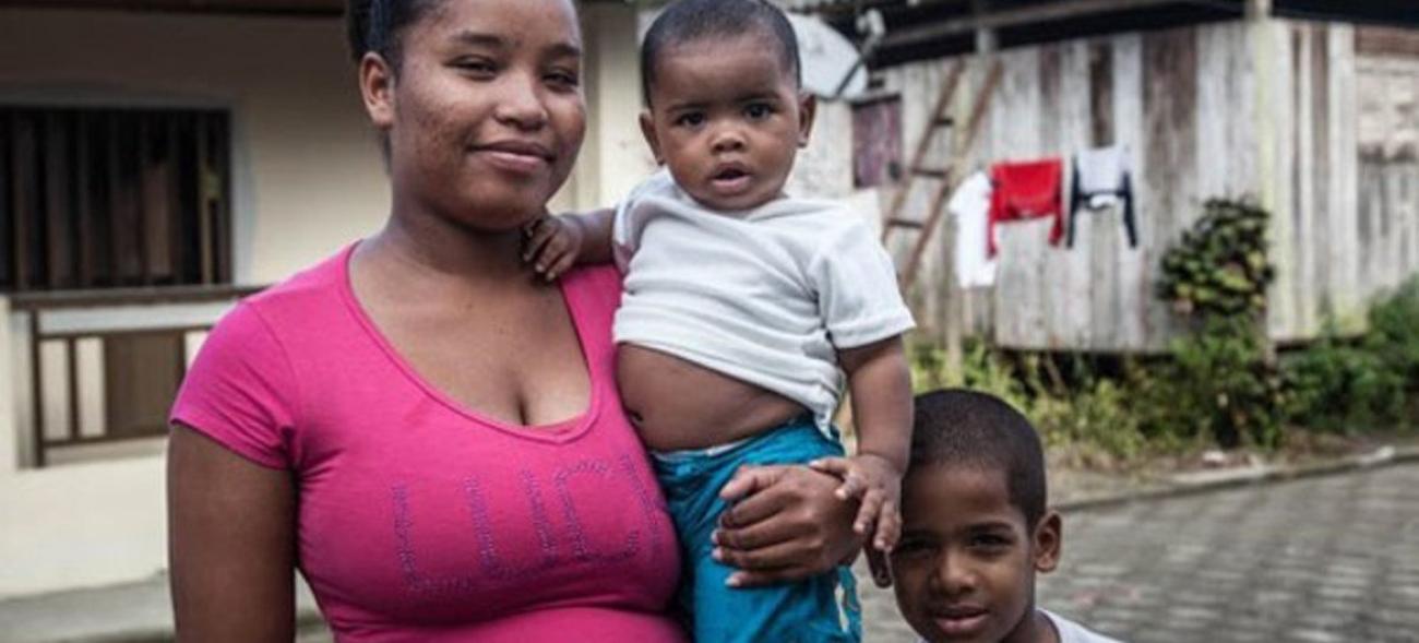 Foto UNFPA/Daniel Baldotto Familia de afrodescendientes en Colombia