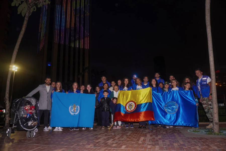 Visitantes a la Torre Colpatria con las banderas de la OMS y de Colombia celebrando los 75 años de la OMS.