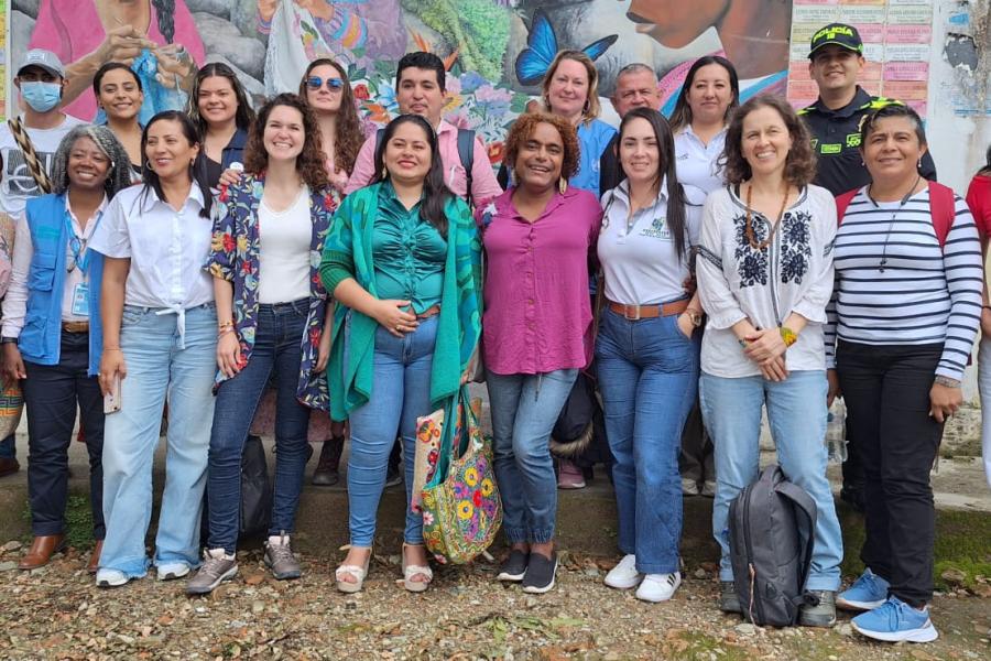 Grupo de mujeres y hombres sonriendo.