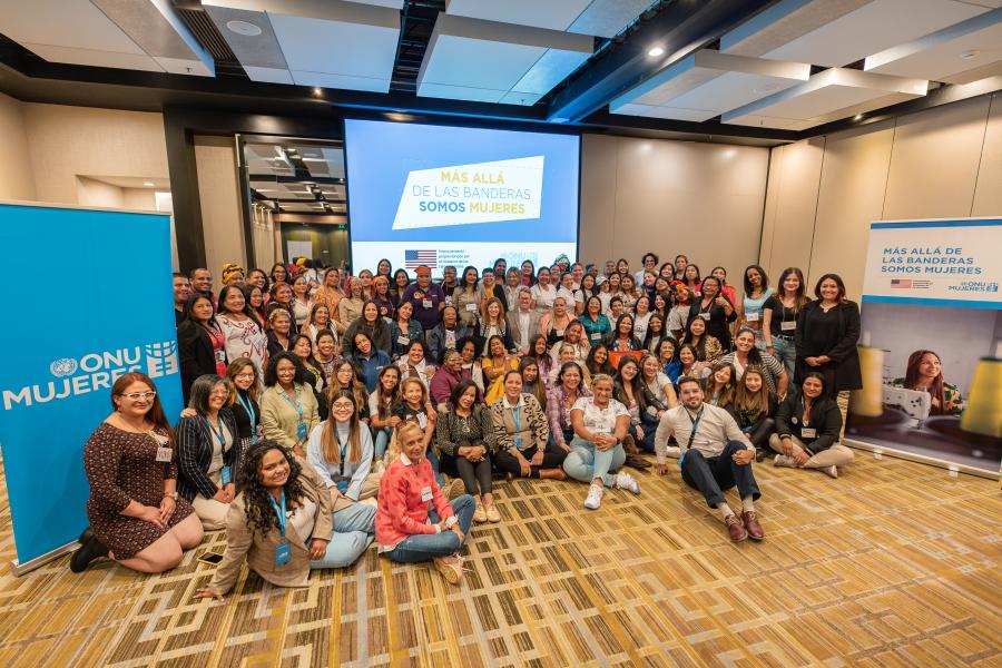 Grupo de mujeres en encuentro interregional de la iniciativa Más allá de las banderas somos mujeres