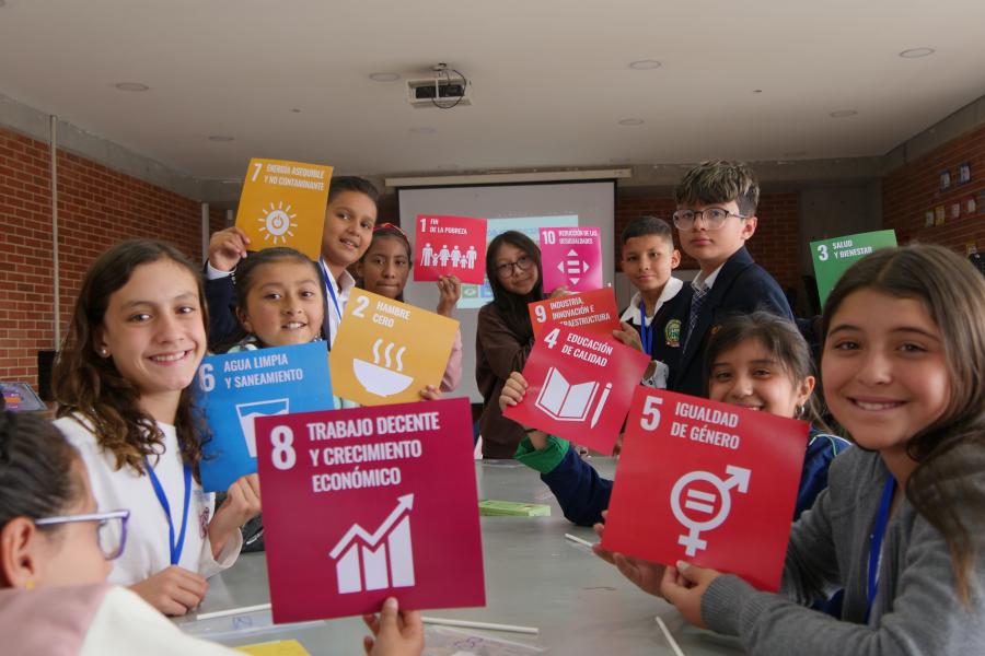Grupo de niños con carteles de los Objetivos de Desarrollo Sostenible
