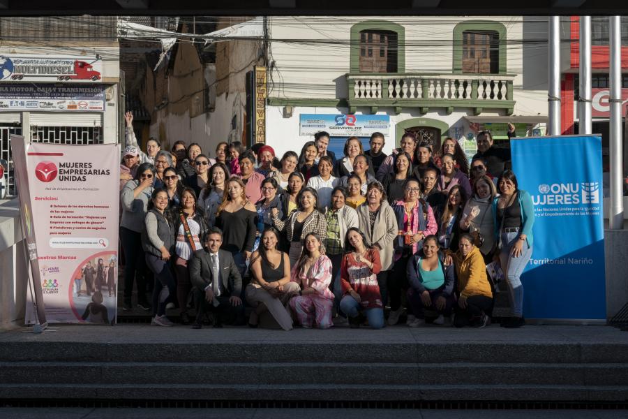 Grupo de mujeres de la Fundación Mujeres Empresarias Unidas