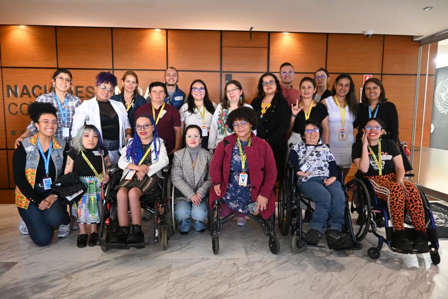 Grupo de personas con y sin discapacidad en la oficina de Naciones Unidas en Bogotá.