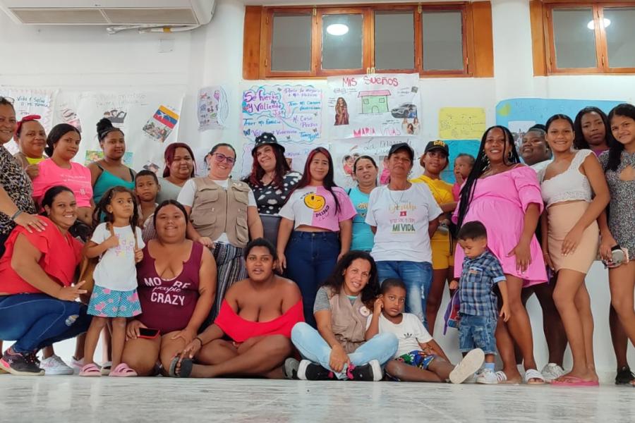 Grupo de mujeres del movimiento Mujeres venezolanas Cartagena