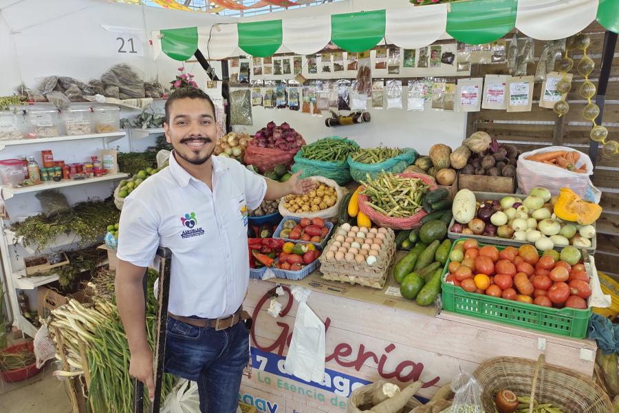 Sergio León es un joven productor rural que ha encontrado en La Red del Meta una manera digna de recibir un sustento económico y fortalecer su liderazgo juvenil a través de las actividades agropecuarias.
