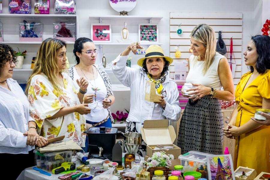 María Victoria Fonnegra, pensionada y propietaria de su empresa Lirio de Mayo muestra sus productos a S.M. la Reina Máxima, UNSGSA durante su visita a Medellín.