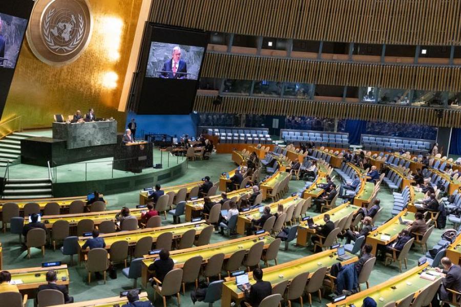 El Secretario General António Guterres (en pantalla) informa a la 54ª sesión plenaria de la Asamblea General sobre la labor de la organización y sus prioridades para 2024.