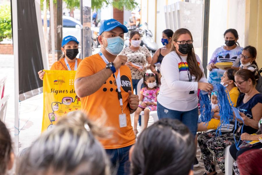 Voluntarios/as ONU de UNFPA facilitando un encuentro comunitario sobre derechos sexuales y reproductivos, y prevención de la violencia de género.