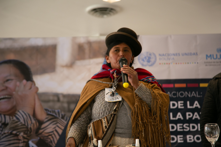 Voluntaria ONU indígena de ONU Mujeres, facilitando diálogos comunitarios sobre paz y resolución de conflictos.