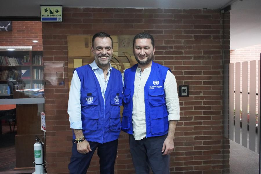 Fernando Medina, jefe de Misión de OIM en Colombia (izquierda) y Toily Kurbanov, Coordinador Ejecutivo de UNV,  (derecha)