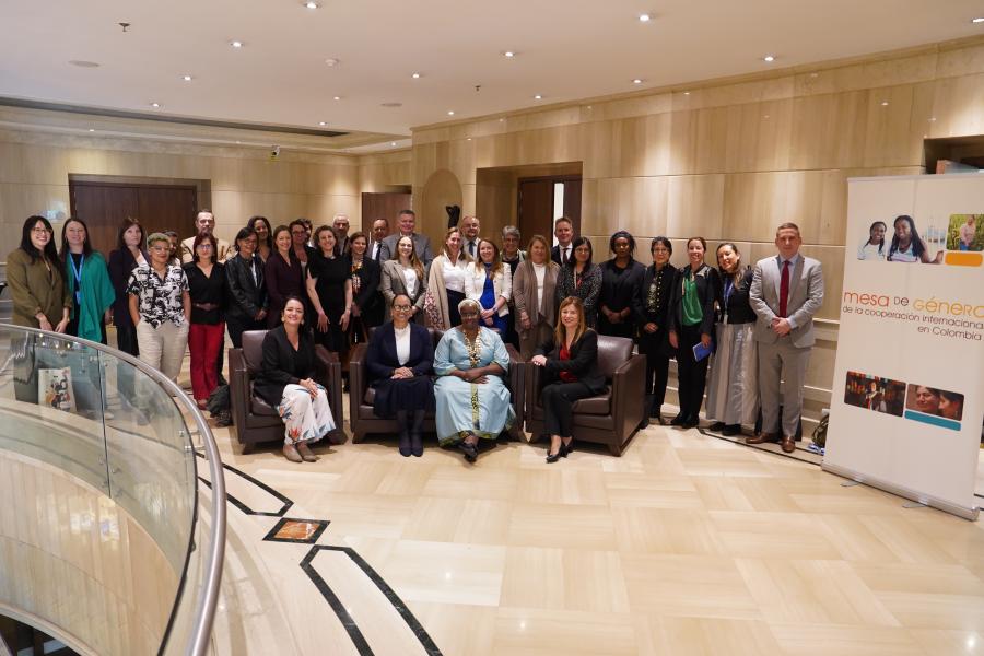 Una docena de Embajadores de países participaron en el espacio para dialogar sobre su compromiso para invertir en la Igualdad de Género. 