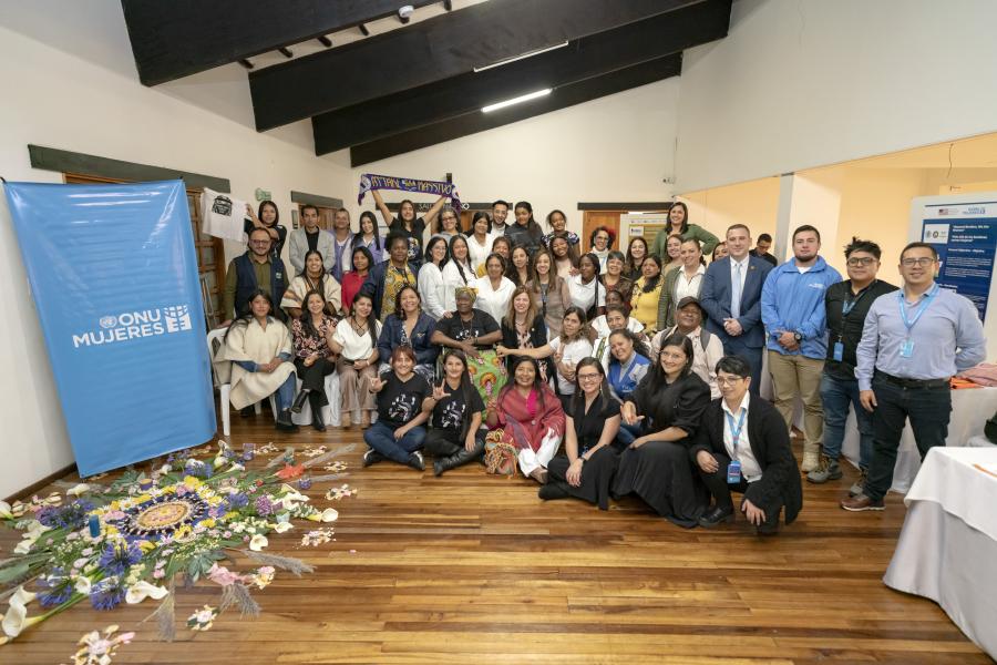 Más de 60 personas participaron de una feria para conocer los productos que las mujeres fortalecen a través de las iniciativas de ONU Mujeres en el territorio, desde café orgánico, pasando por chocolate, tapices, hasta materiales educativos y de autocuidado para mujeres defensoras de derechos.