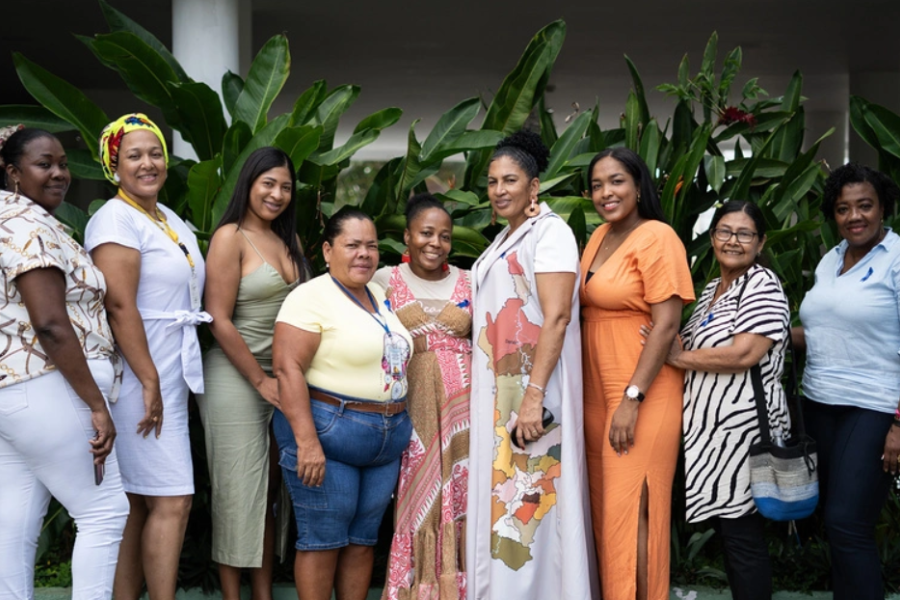 El proyecto de Elizabeth Moreno Barco (al centro, de vestido blanco) y otras lideresas fortalecerá los derechos de las mujeres víctimas del conflicto armado en la costa pacífica de Colombia.