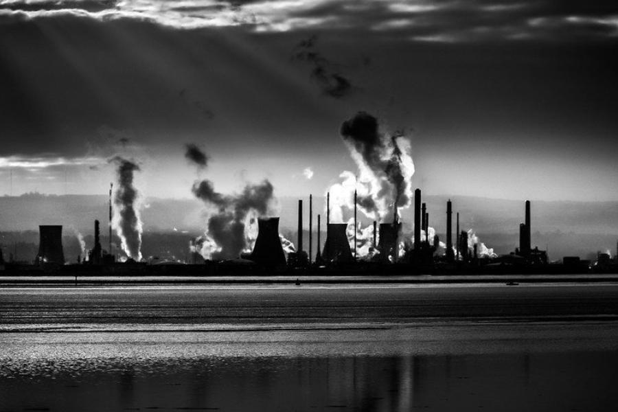 La quema de combustibles fósiles emite una serie de contaminantes atmosféricos que son perjudiciales tanto para el medio ambiente como para la salud pública.