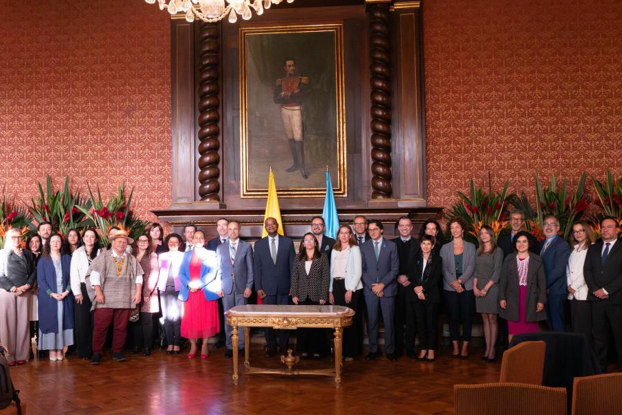 Representantes de las agencias, fondos y programas de Naciones Unidas en Colombia junto a representantes del gobierno de Colombia durante la ceremonia de la firma del Marco de Cooperación 2024-2027.