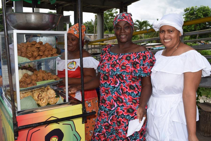 Las mujeres de Asoprovegua, asociación que agrupa a las productoras de dulces típicos de Palenque en San Basilio de Palenque, se preparan para iniciar su jornada de trabajo con ventas en zonas turísticas.