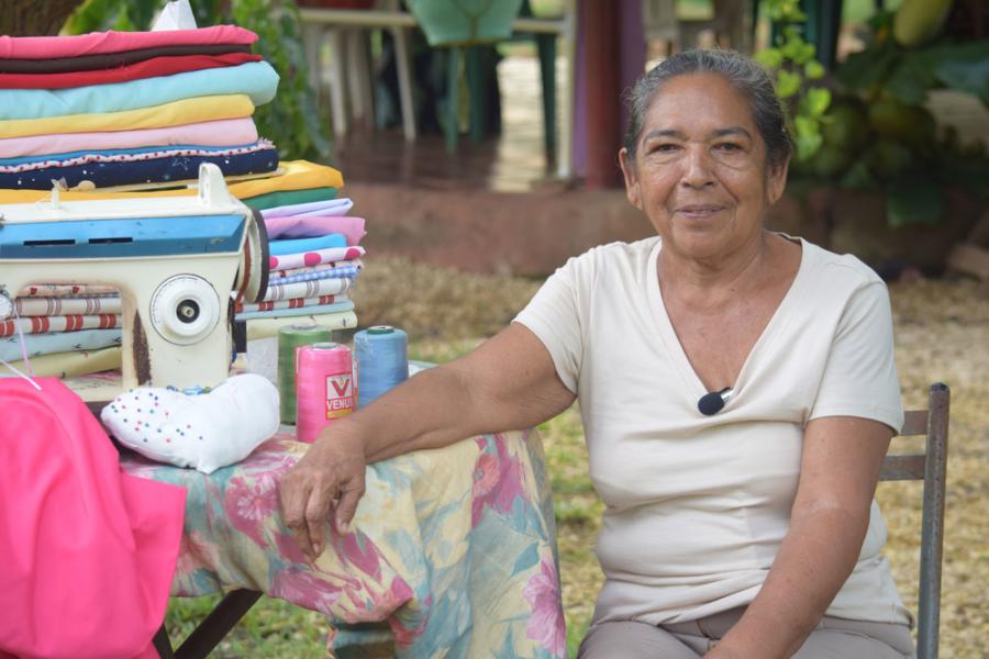 Ana Herrera del centro de confección Mujeres Tejiendo El Paraíso, una iniciativa construida con el empoderamiento de las mujeres y a través de un proceso de reconciliación en el territorio.