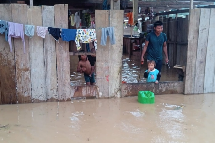 Familias afectadas por las intensas lluvias en el departamento de Chocó. ACNUR está apoyando con artículos de primera necesidad para mitigar los efectos de las inundaciones.