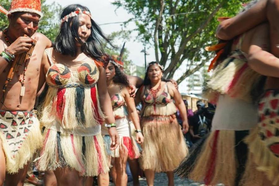 El pueblo indígena Cubeo interpreta una danza en la COP16.