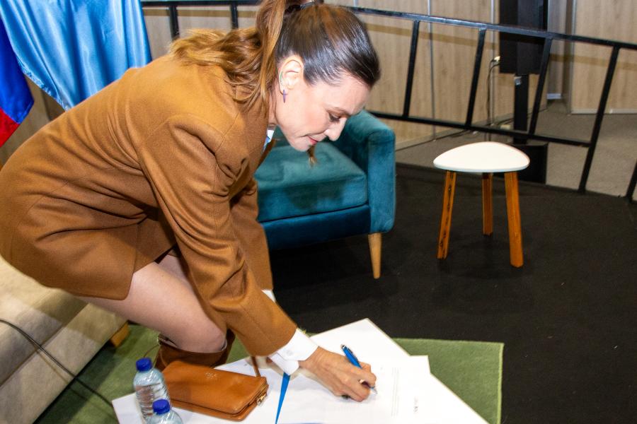 Marcela Mar firma la designación oficial con la que se convierte en la primera embajadora nacional de buena voluntad de ONU Mujeres para Colombia.