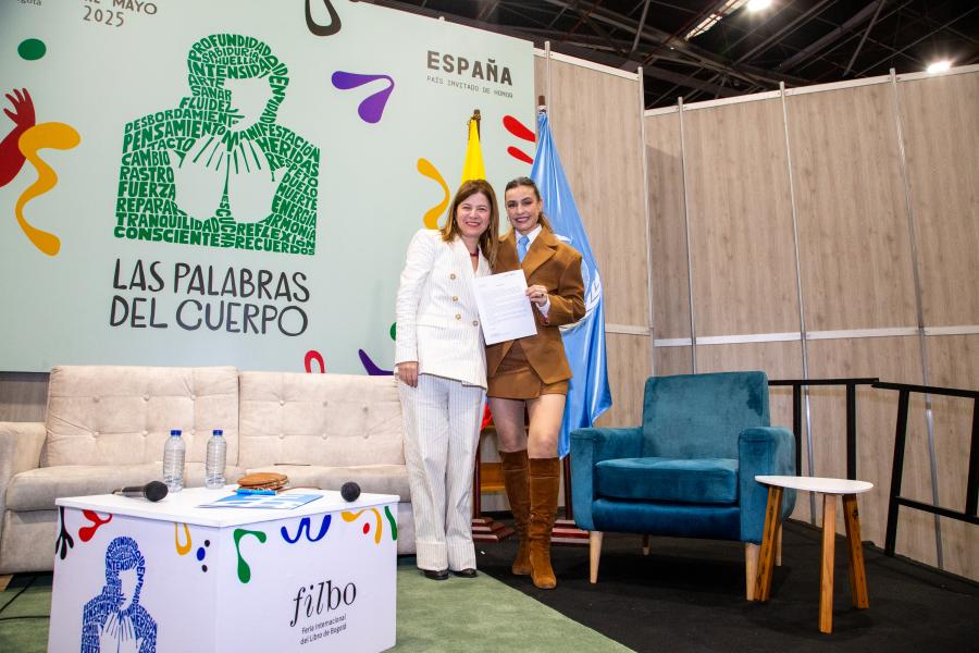Bibiana Aido, representante de ONU Mujeres Colombia, y Marcela Mar, actriz y productora, durante el evento de designación de la primera embajadora nacional de buena voluntad nacional de ONU Mujeres para Colombia.