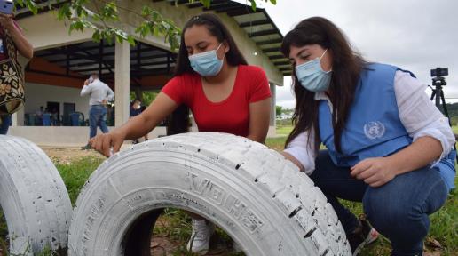 Equipo de la Misión de Verificación de la ONU en Colombia participa de la jornada de pintura con mujeres de la comunidad de Campo Hermoso, Caquetá.