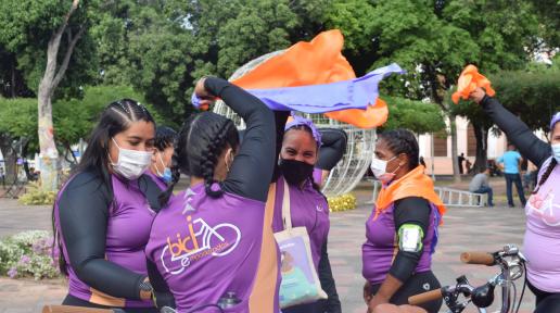 mujeres en bicicleta `Pedaleando por una libre de violencias de género`