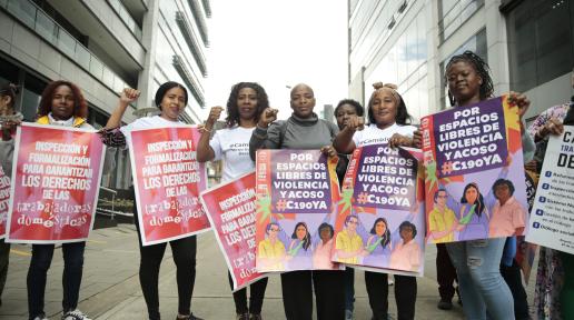 Grupo de mujeres afrodescendientes con carteles que piden inspección y formalización para garantizar los derechos de las trabajadoras domésticas, y espacios libres de violencia y acoso.