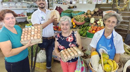 Miembros de la Red de Abastecimiento de Alimentos del Meta (la Red Meta) —Felicita Valderrama, Sergio León, Lilia Vásquez y Graciela Rojas— muestran sus productos de origen local en un concurrido mercado. Los esfuerzos de la Red Meta no solo han empoderado a mujeres y jóvenes de la región, sino que también han elevado considerablemente la calidad general de vida de las familias de agricultores.