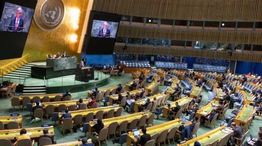 El Secretario General António Guterres (en pantalla) informa a la 54ª sesión plenaria de la Asamblea General sobre la labor de la organización y sus prioridades para 2024.