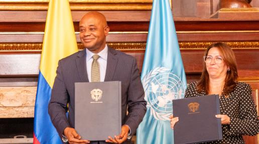 El Canciller de Colombia, Luis Gilberto Murillo y la Coordinadora Residente de Naciones Unidas en Colombia, Mireia Villar Forner sostienen cada uno una copia del Marco de Cooperación firmado entre el gobierno de Colombia y las Naciones Unidas para el período 2024-2027.