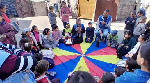 Los niños de Gaza reciben apoyo de los miembros del personal de UNRWA.