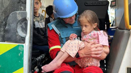 Una niña es trasladada del hospital de Kamal Adwan, en el extremo norte de Gaza, a un hospital del sur del enclave.